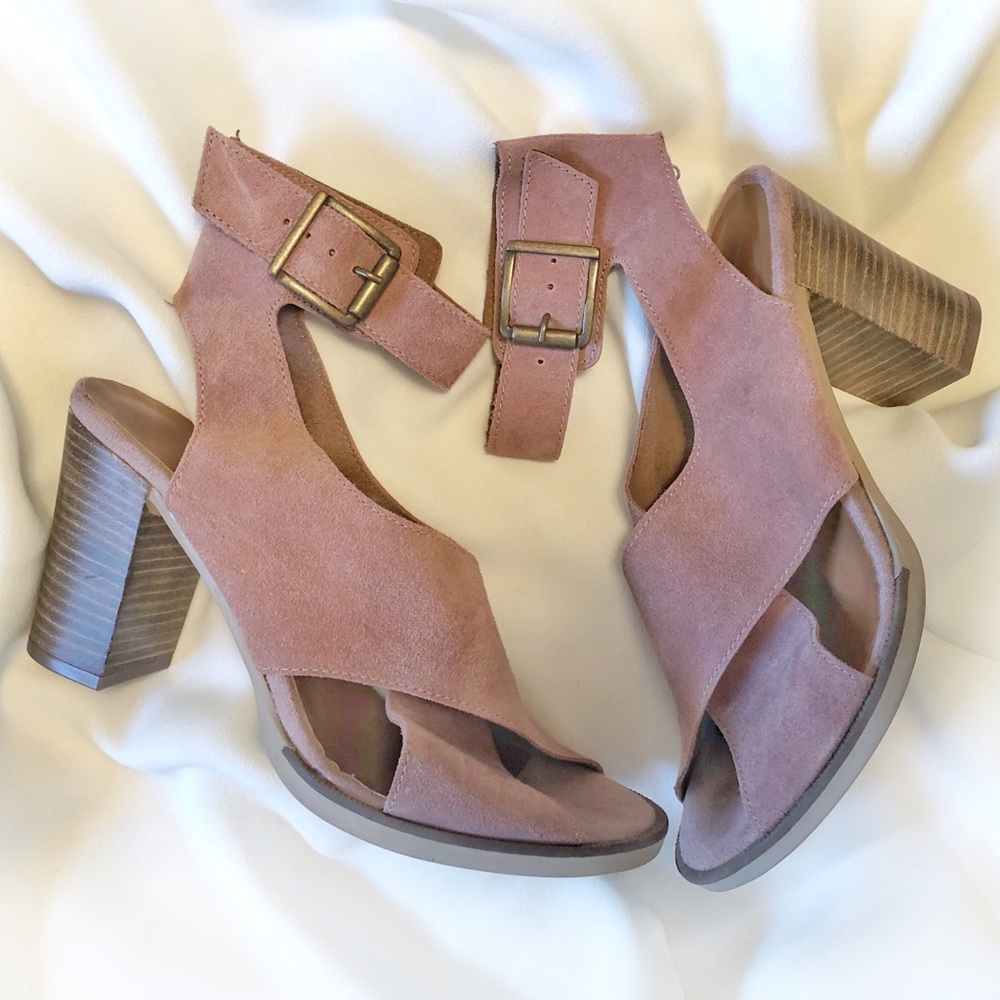 New never worn. Block Sandels